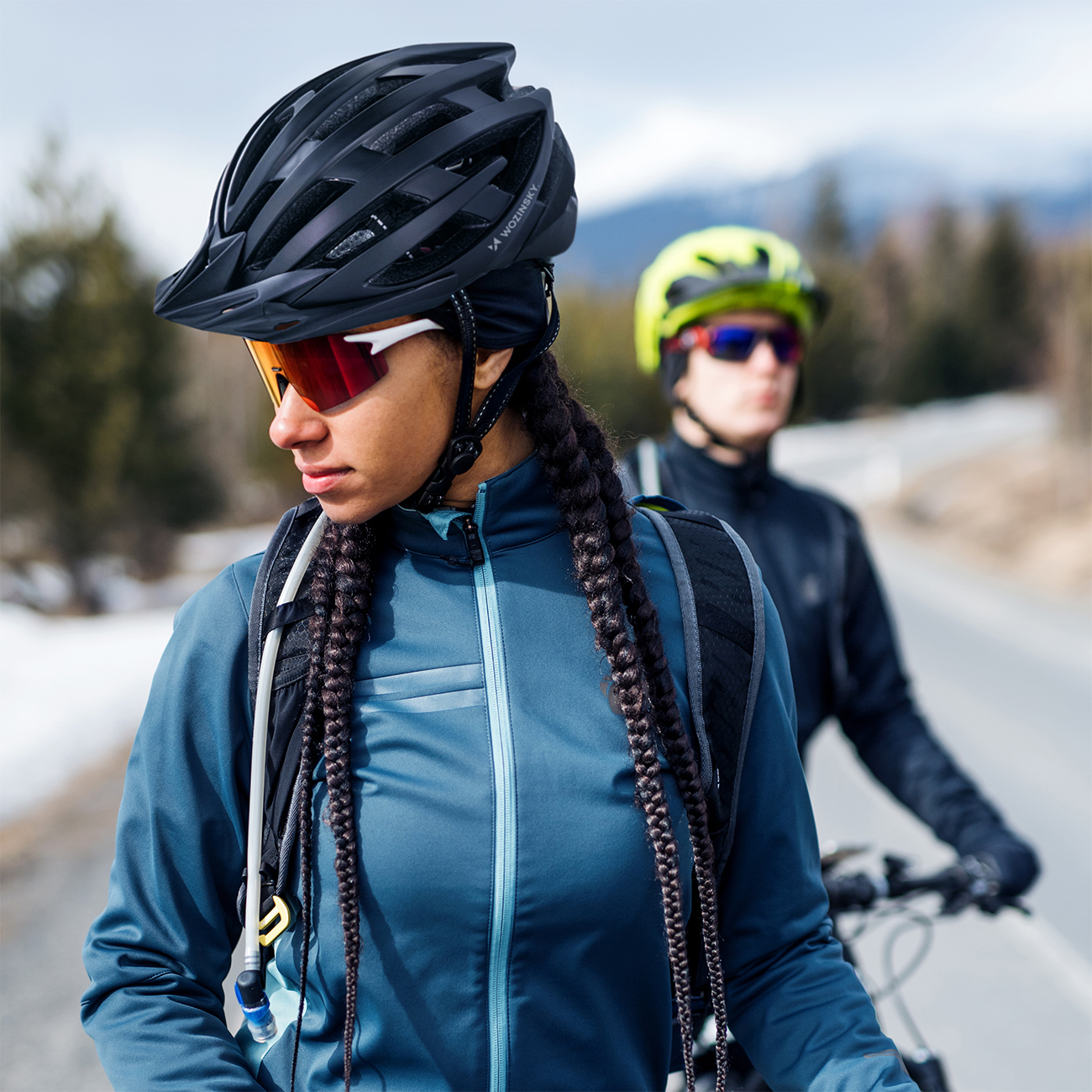 Kask rowerowy MTB Wozinsky z odpinanym daszkiem i tylną lampką USB 54-57 cm czarny