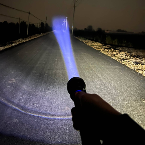 Latarka taktyczna Wozinsky WLT-20W 20 W 2000 lm diody CREE IP65 z regulacją wiązki - czarna