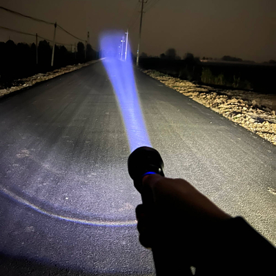 Latarka taktyczna Wozinsky WLT-20W 20 W 2000 lm diody CREE IP65 z regulacją wiązki - czarna